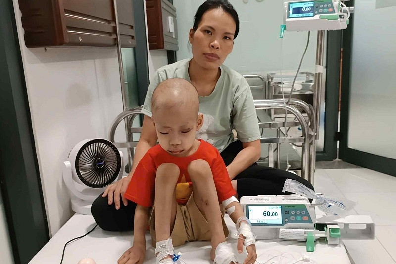 Nỗi khốn khổ của gia đình: Bố mẹ chồng tai biến, con trai 4 tuổi bị ung thư máu