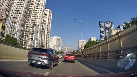 Clip ô tô con bất ngờ 'chồm' về phía trước, tông vào hai xe khác ở Hà Nội