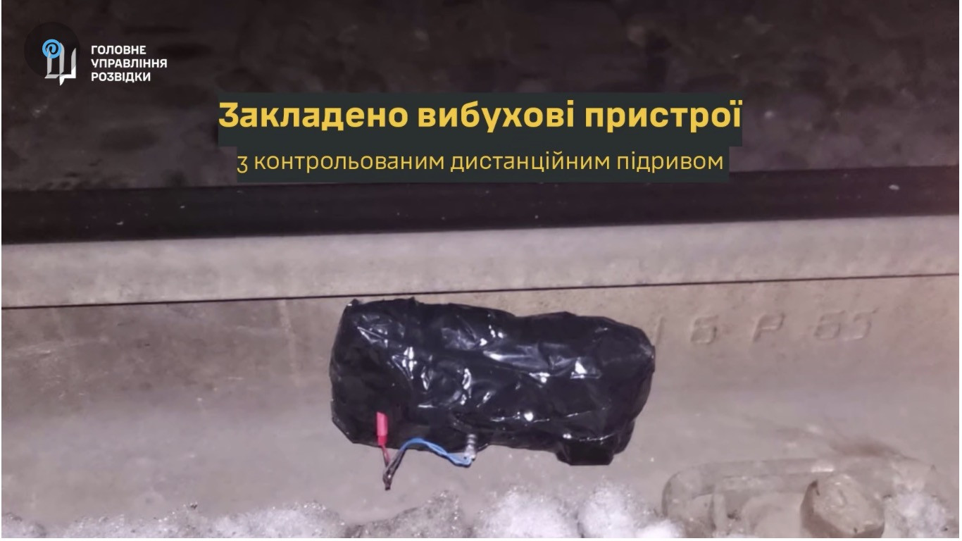 Thuốc nổ được gài ở thanh ray đường sắt. Ảnh: Euromaidan Press