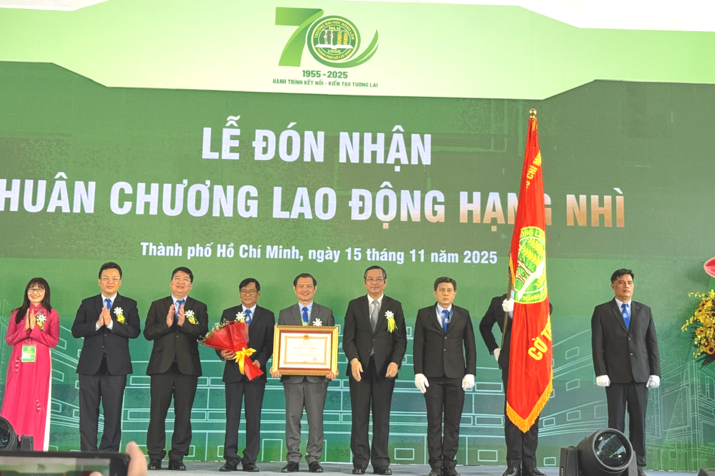 Trường ĐH Nông Lâm TPHCM đón Huân chương Lao động hạng Nhì