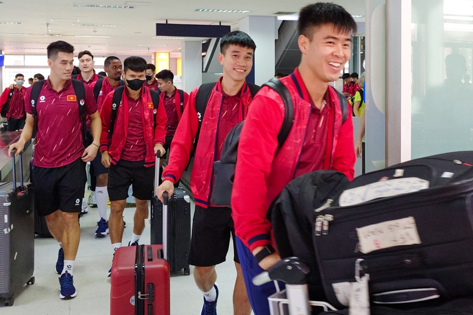 Tuyển Việt Nam đổ bộ Lào, tự tin giành 3 điểm