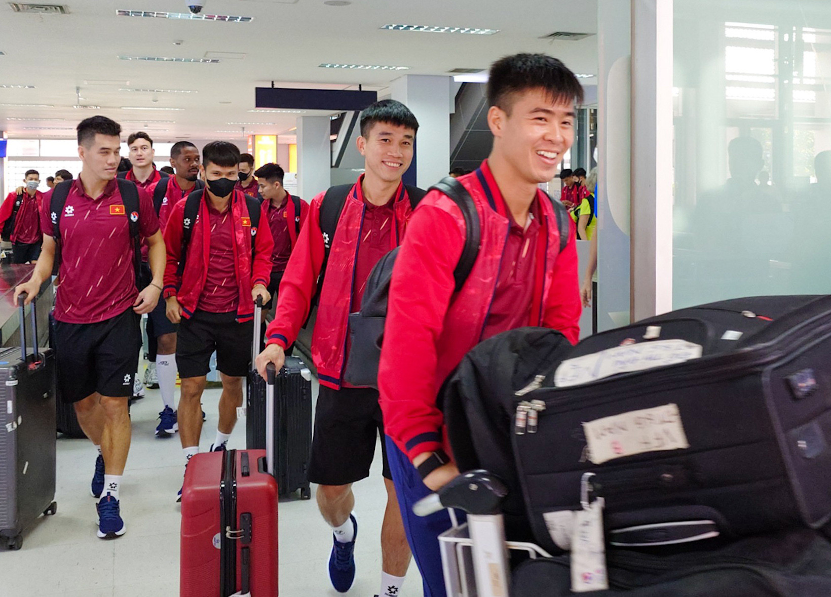 Tuyển Việt Nam đổ bộ Lào, tự tin giành 3 điểm tuyen viet nam toi lao 2.jpg