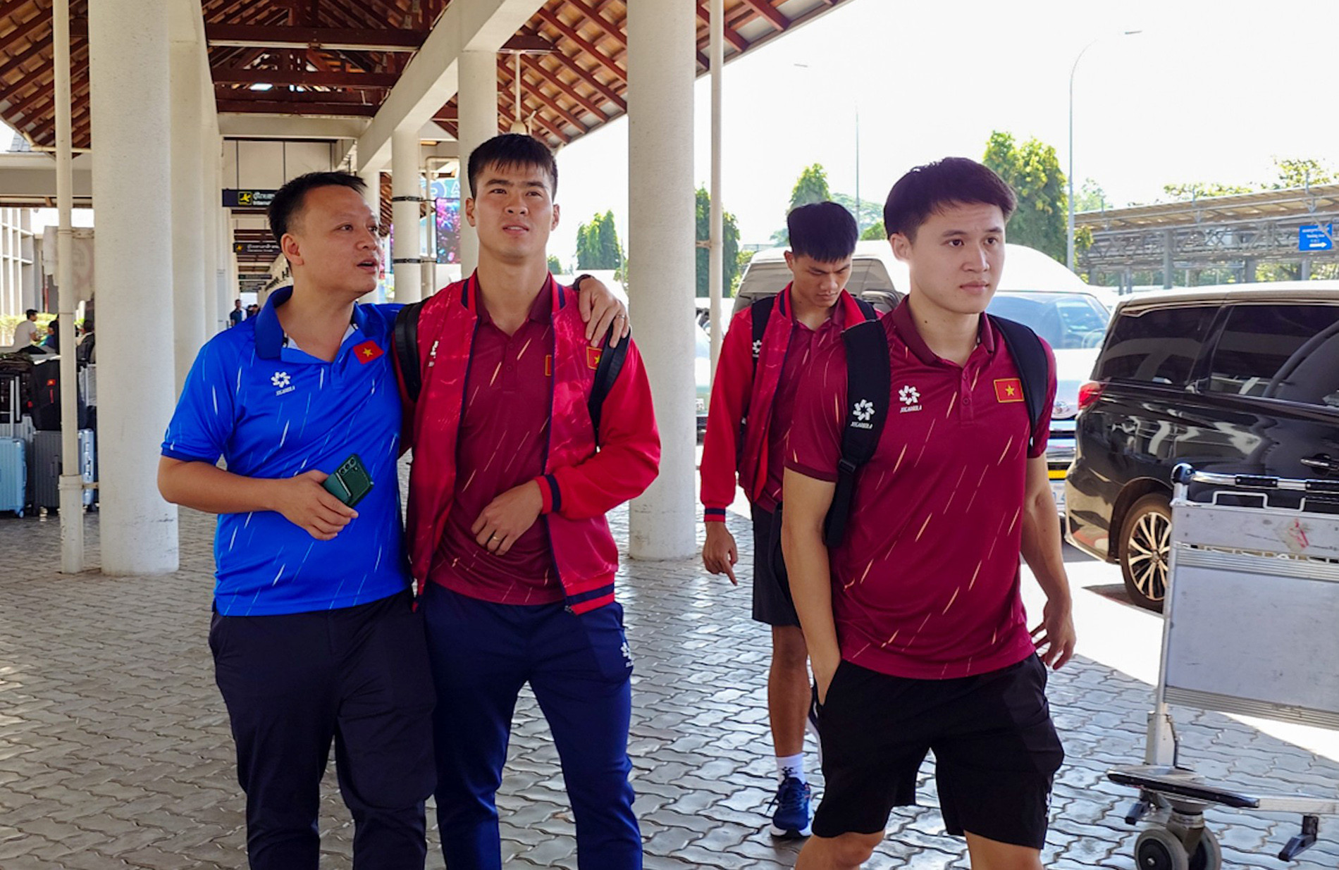 Tuyển Việt Nam đổ bộ Lào, tự tin giành 3 điểm tuyen viet nam toi lao 3.jpg