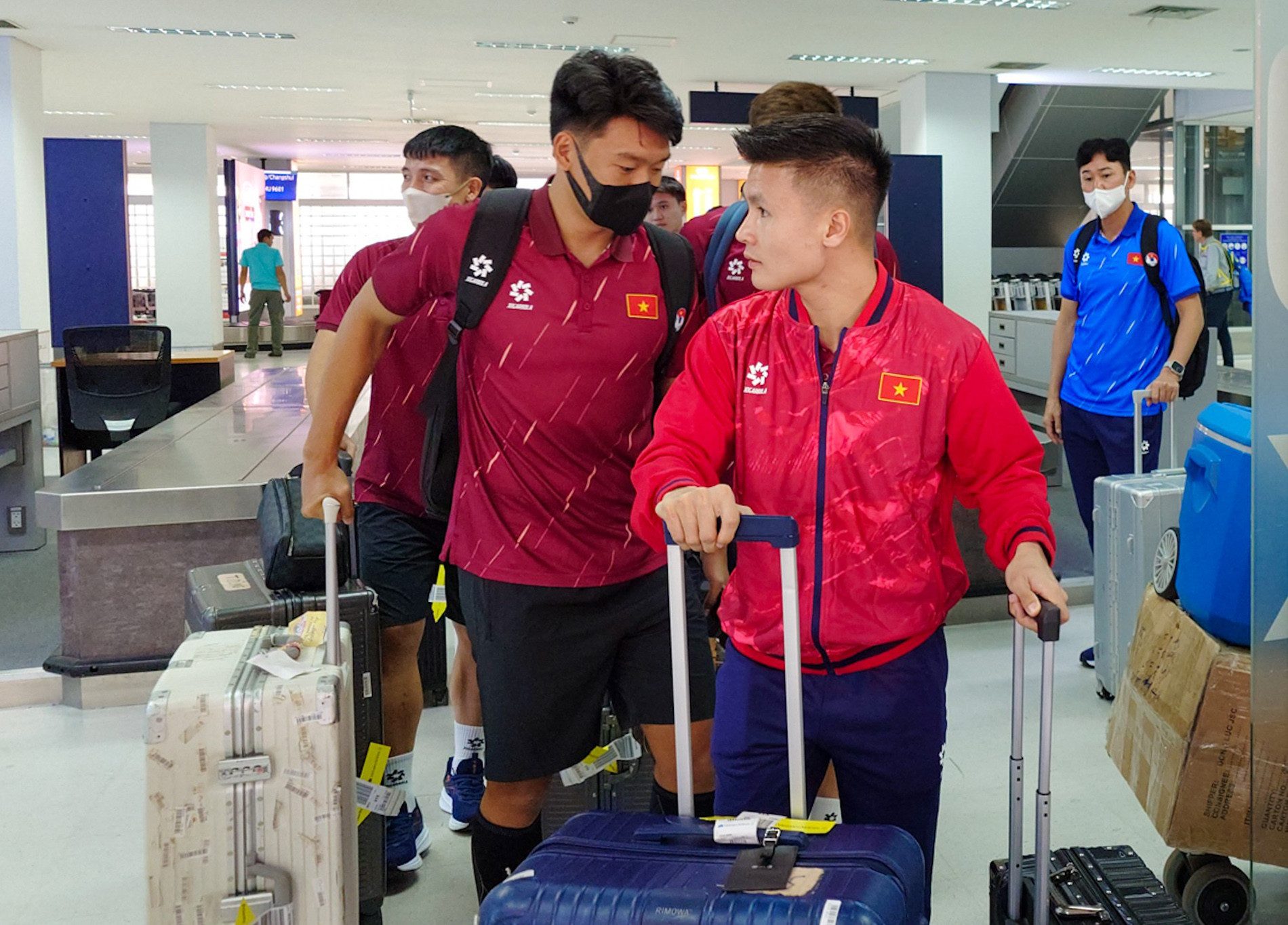 Tuyển Việt Nam đổ bộ Lào, tự tin giành 3 điểm tuyen viet nam toi lao 5.jpg