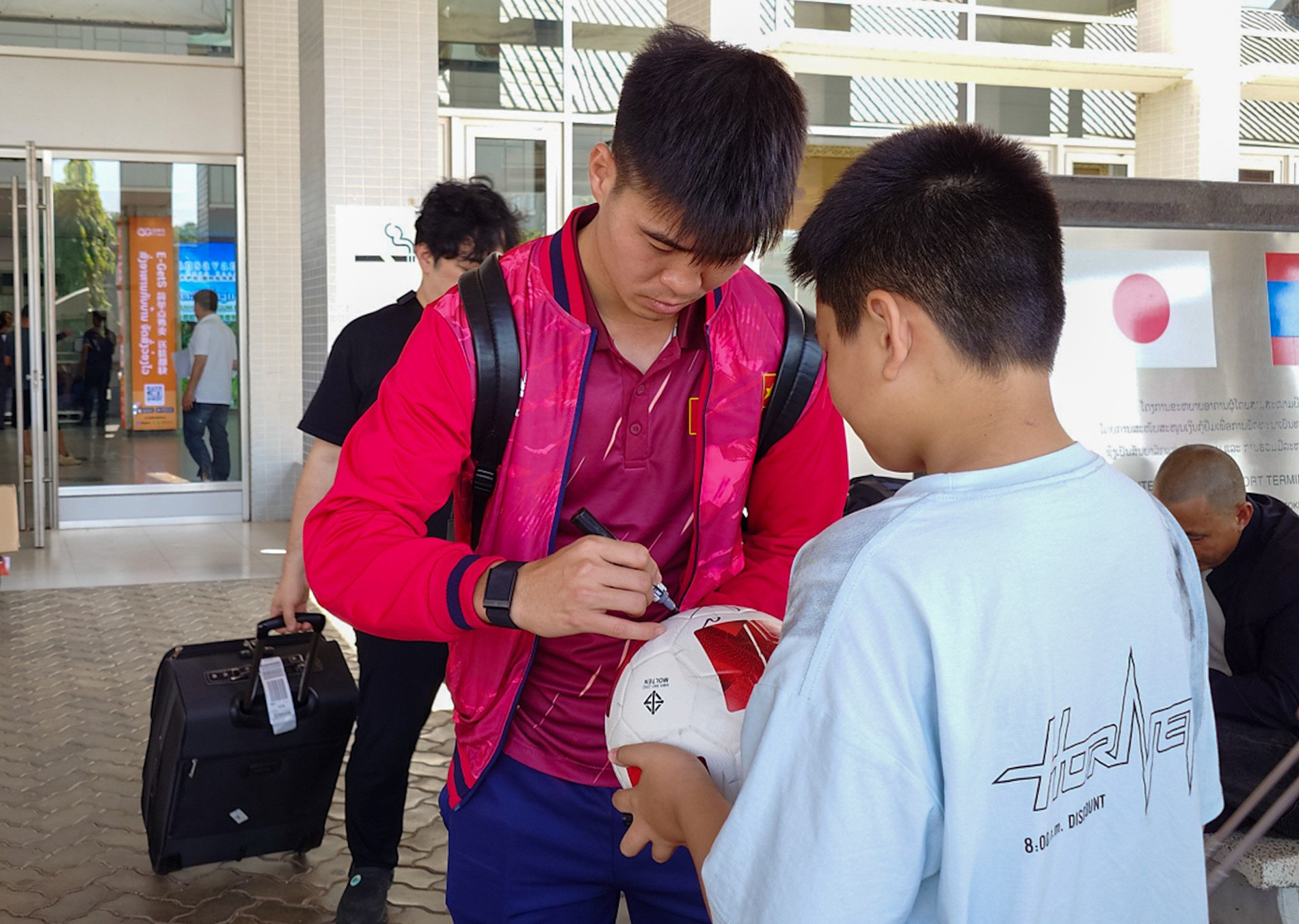 Tuyển Việt Nam đổ bộ Lào, tự tin giành 3 điểm tuyen viet nam toi lao 6.jpg