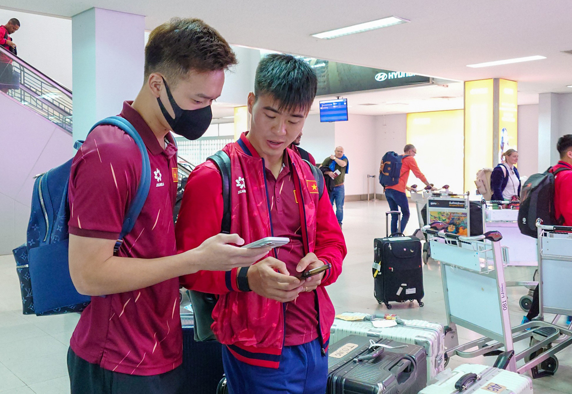 Tuyển Việt Nam đổ bộ Lào, tự tin giành 3 điểm tuyen viet nam toi lao 7.jpg