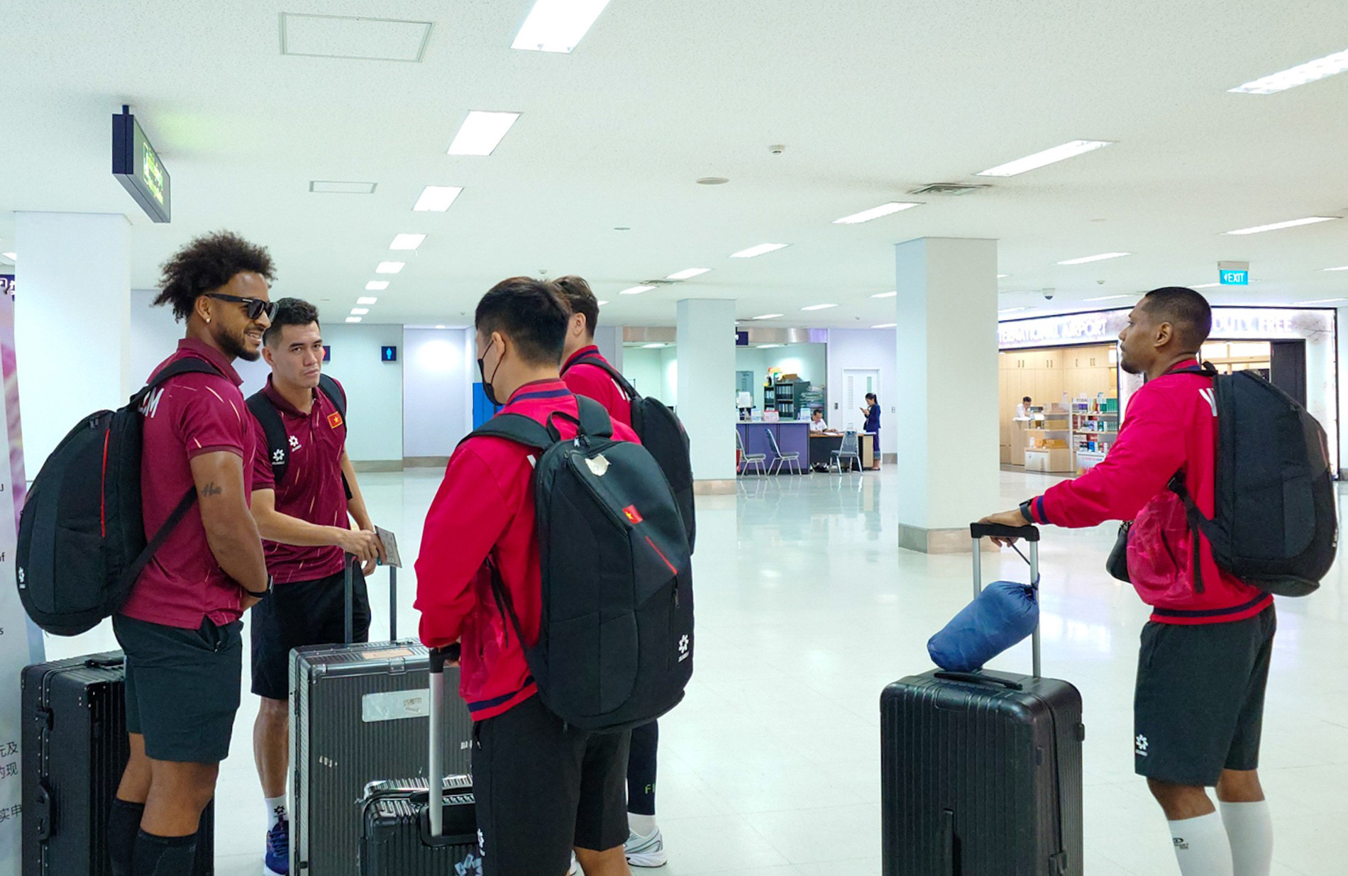 Tuyển Việt Nam đổ bộ Lào, tự tin giành 3 điểm tuyen viet nam toi lao 8.jpg