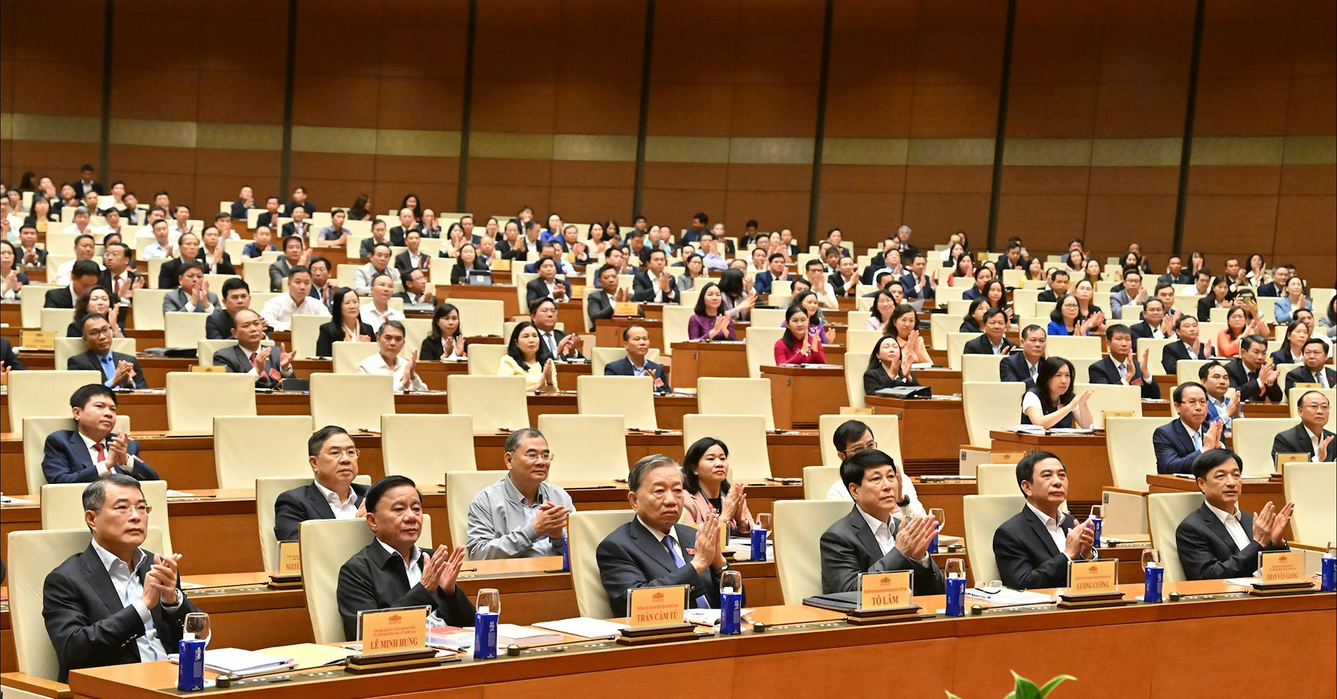 Ủy viên Trung ương làm trưởng đoàn ĐBQH không giữ quá 3 chức danh lãnh đạo