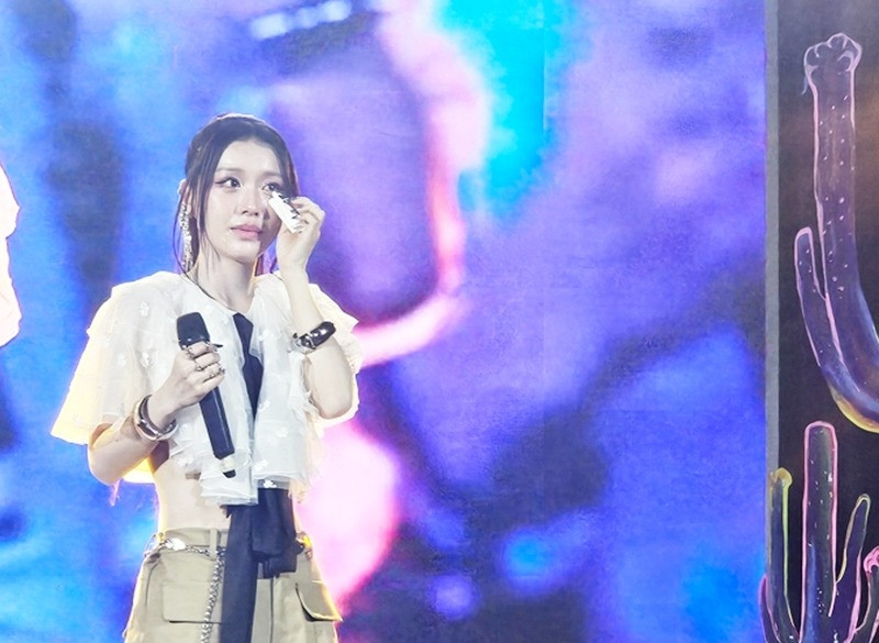 Han Sara xúc động khóc trong fan meeting