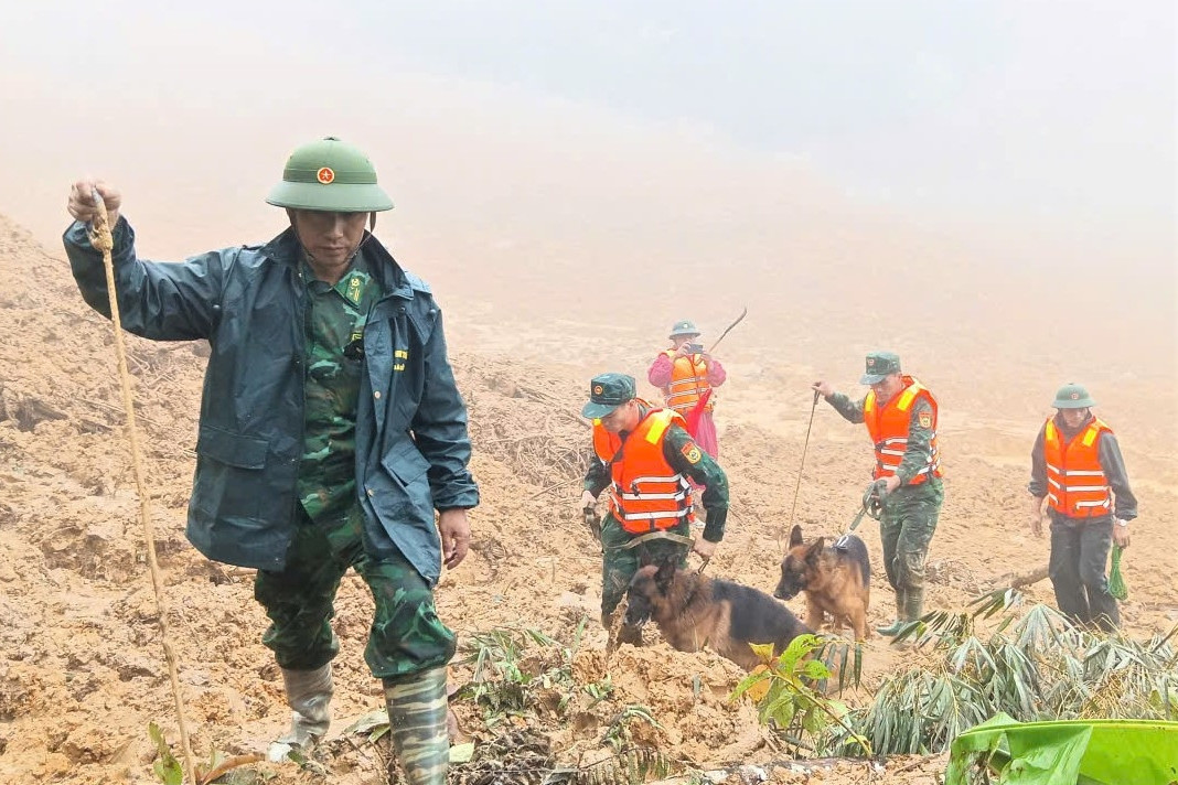 Bản tin trưa 16/11: Bộ đội dầm mưa tìm kiếm 3 người nghi bị vùi lấp ở Đà Nẵng Bản tin trưa 16/11: Bộ đội dầm mưa tìm kiếm 3 người nghi bị vùi lấp ở Đà Nẵng