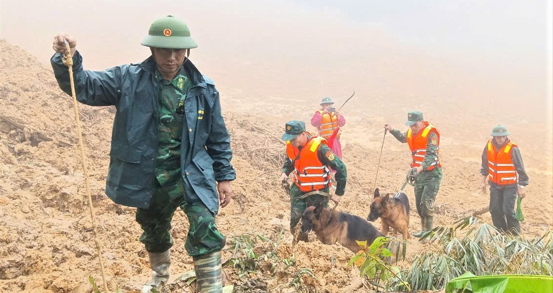 Bản tin trưa 16/11: Bộ đội dầm mưa tìm kiếm 3 người nghi bị vùi lấp ở Đà Nẵng