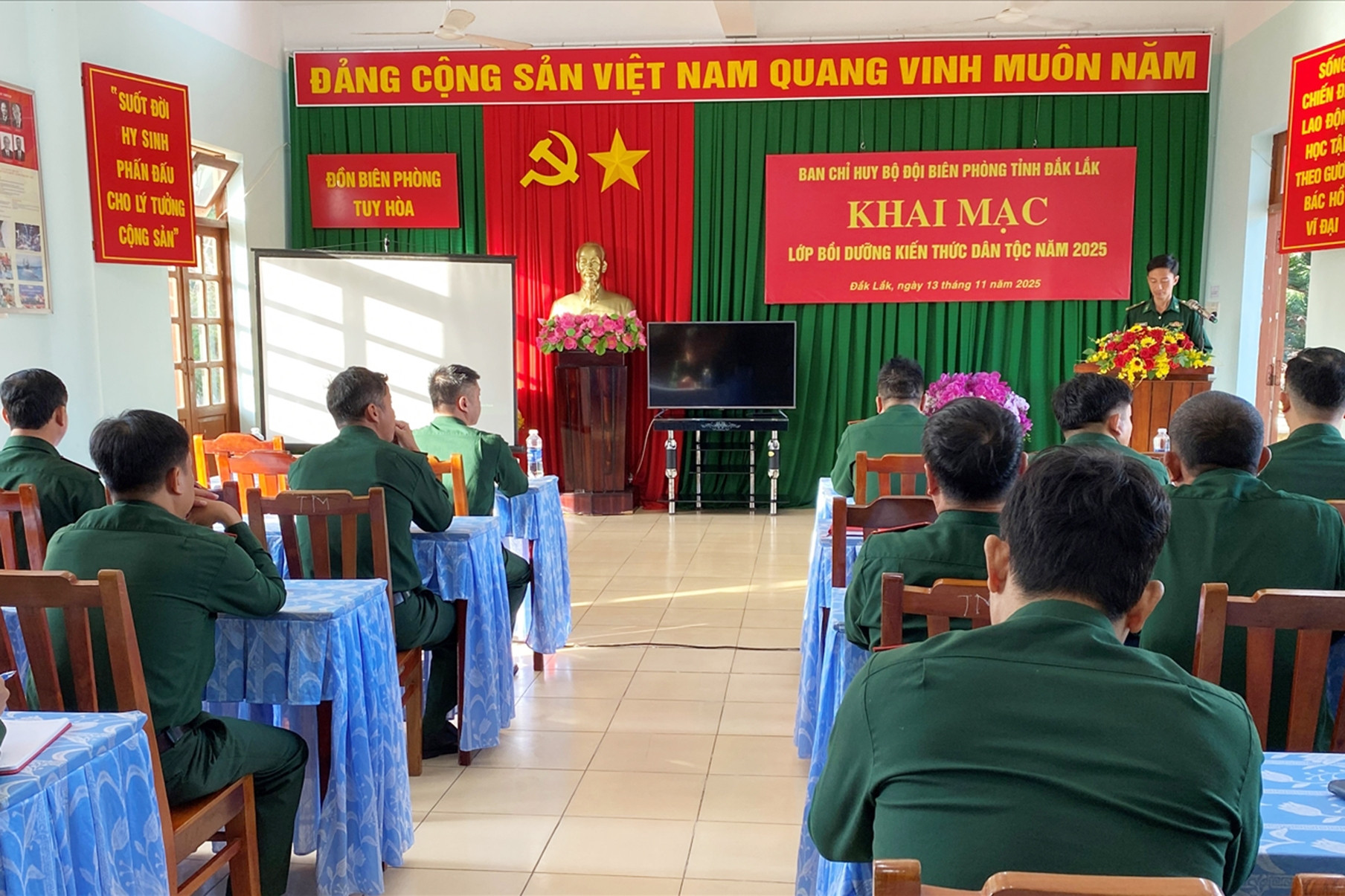 Bồi dưỡng kiến thức dân tộc, nâng cao hiệu quả công tác dân vận vùng biên giới