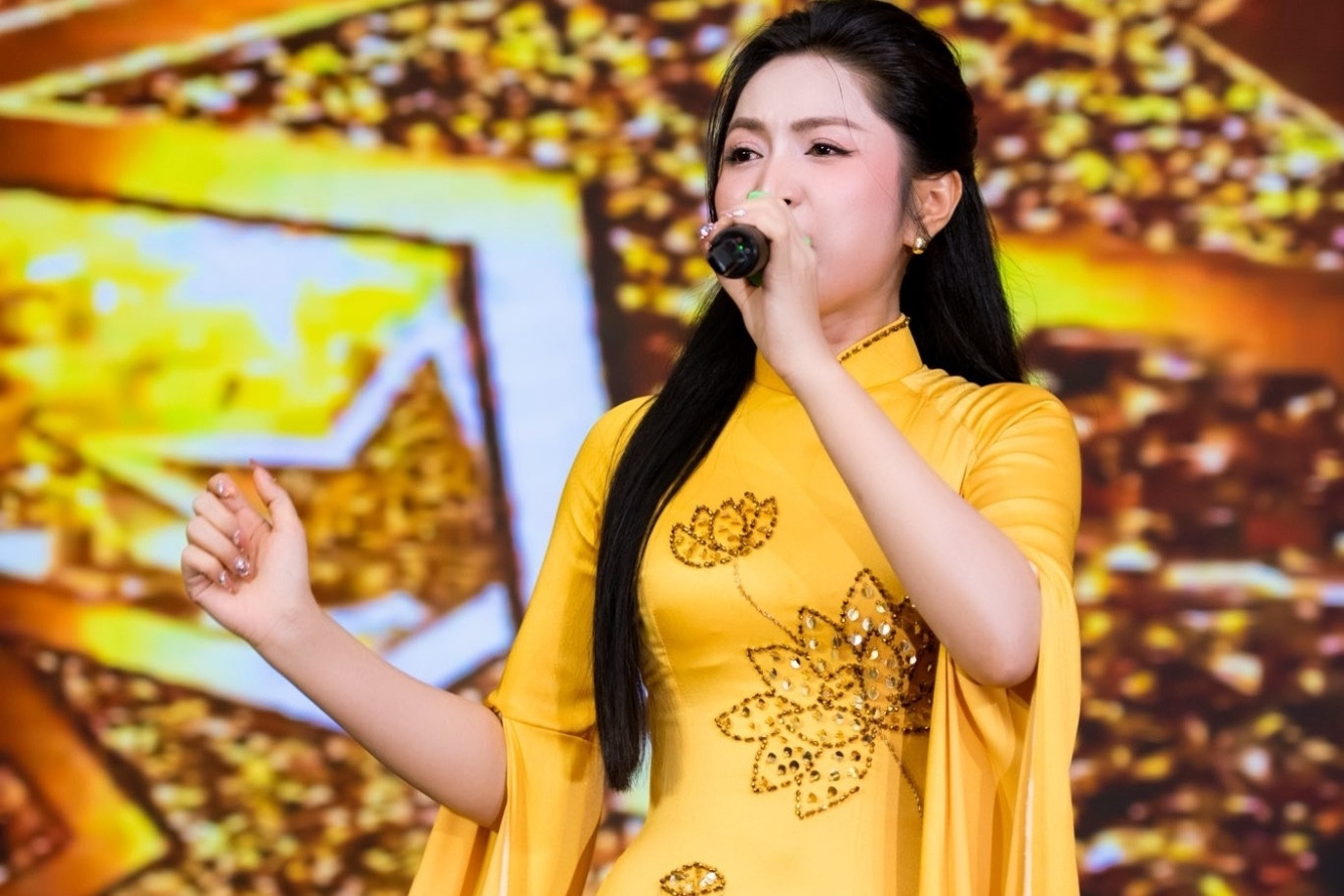 Ca sĩ Duyên Quỳnh hát 'Ơn thầy', câu hỏi đầy trăn trở trong ca sĩ Phúc Anh