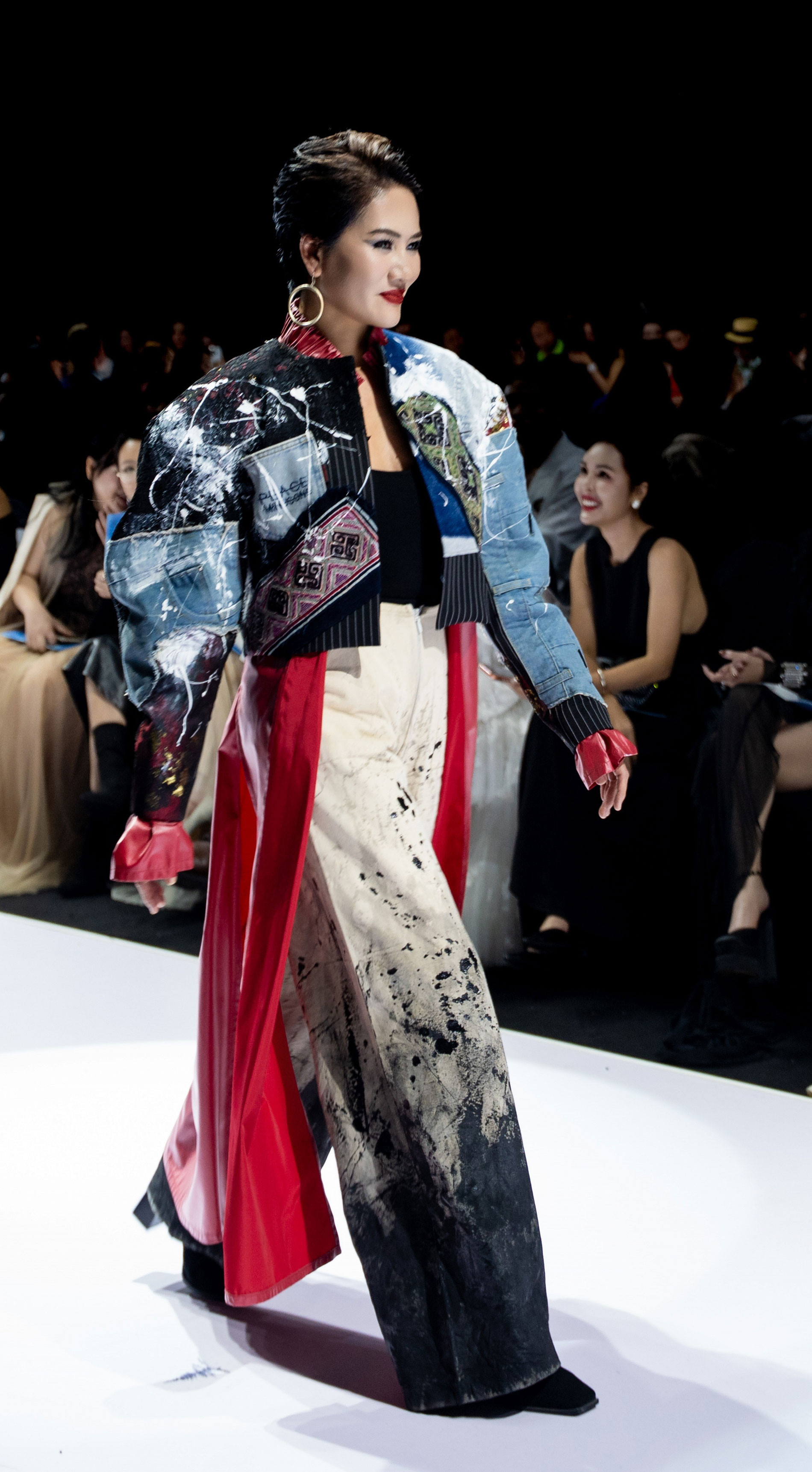 Diễn viên Minh Cúc phấn khích khi được khán giả hô tên