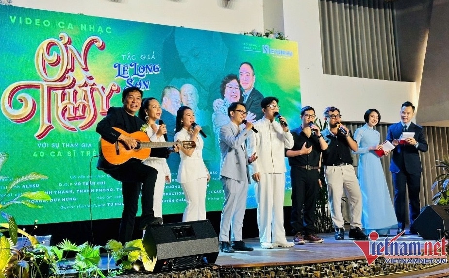 Đạo diễn Điệp Văn hát Ơn thầy cùng ê-kíp