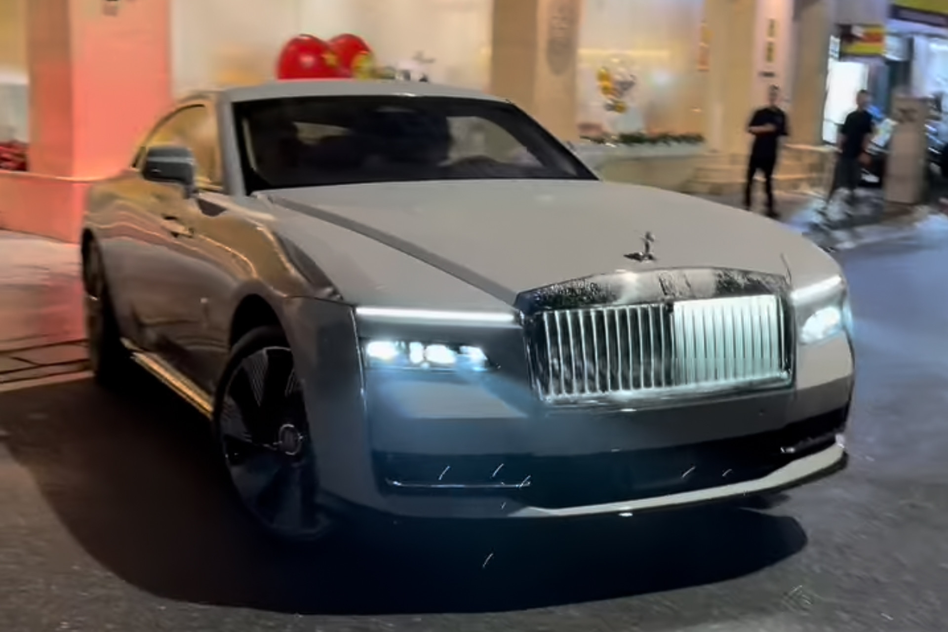 Đại gia Hà Nội mua xe siêu sang Rolls-Royce giá 20 tỷ làm quà kỷ niệm ngày cưới