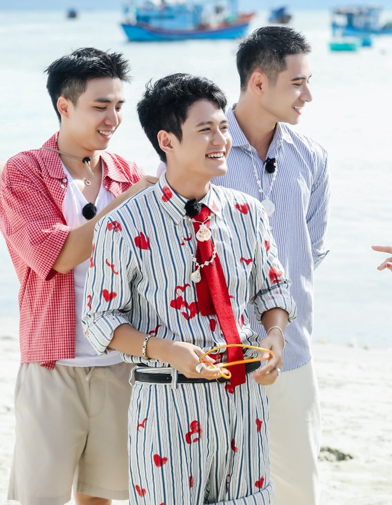 Diễn viên Đình Khang mặc pijama ghi hình gameshow