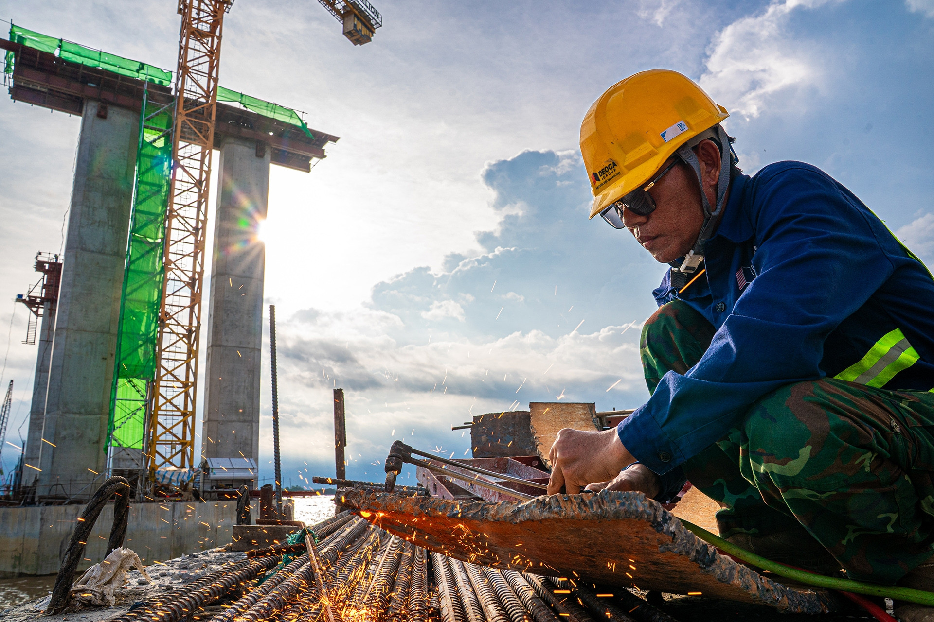 Hình hài cầu dây văng hơn 3.900 tỷ đồng bắc qua sông Hậu, nối Cần Thơ - Vĩnh Long