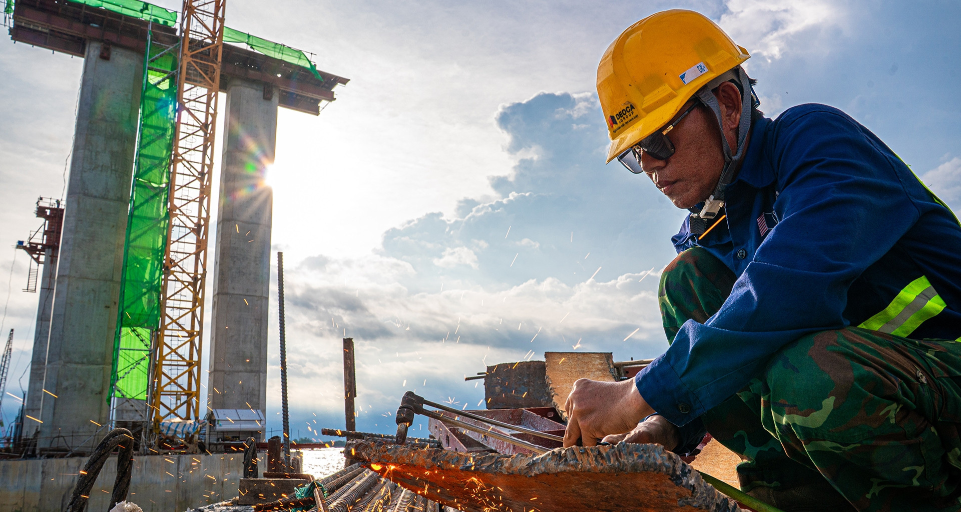 Hình hài cầu dây văng hơn 3.900 tỷ đồng bắc qua sông Hậu, nối Cần Thơ - Vĩnh Long