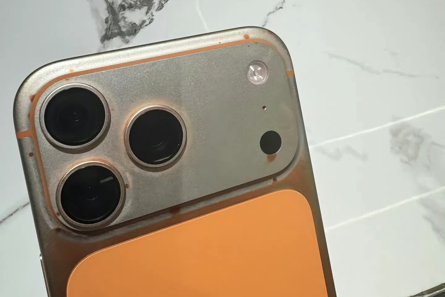 iPhone 17 Pro Max bay màu thê thảm, ‘xoá sổ’ lớp sơn cam vũ trụ vì khăn ướt?