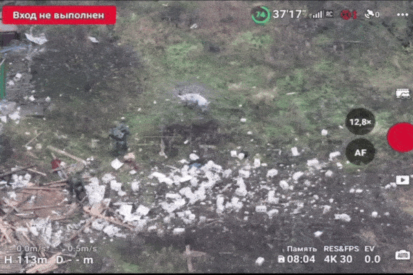 Khoảnh khắc 2 binh lính Nga tránh được bẫy mìn nhờ... heo