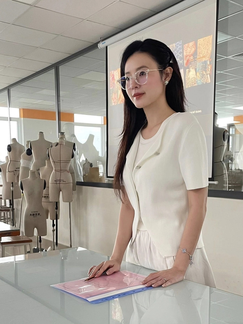 Midu được khen xinh đẹp khi đeo kính