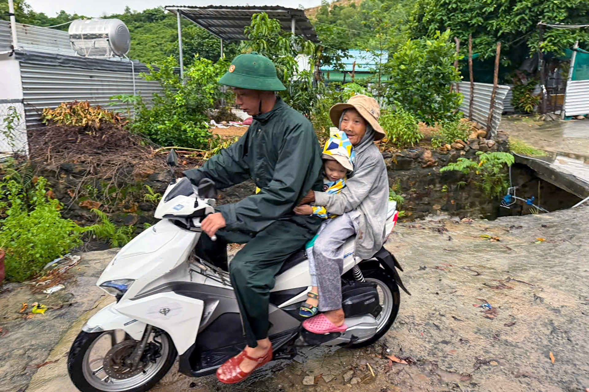 Mưa lớn dồn dập ở Khánh Hòa, nhiều hộ dân bị cô lập