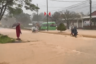 Mưa lớn, nước đổ về cuồn cuộn khiến đường Hồ Chí Minh ở Huế ngập sâu