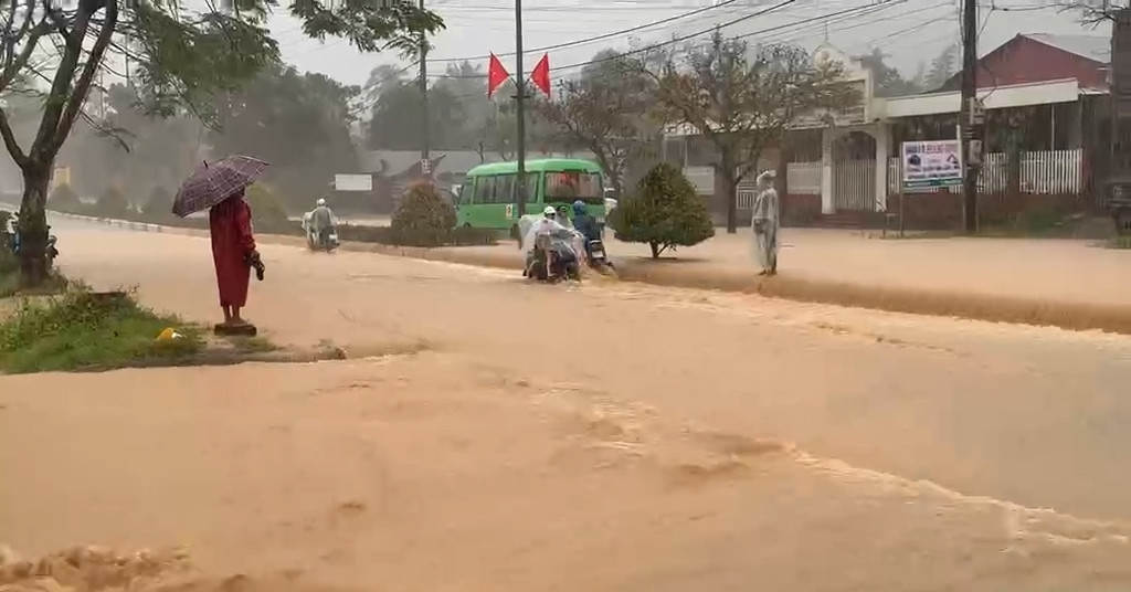 Mưa lớn, nước từ núi đổ về cuồn cuộn khiến nhiề...