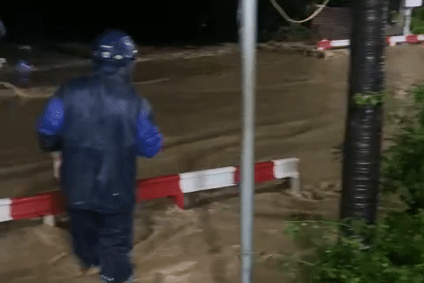 Mưa xối xả gây ngập đường sắt ở Khánh Hòa, nhiều tàu phải tạm dừng chạy