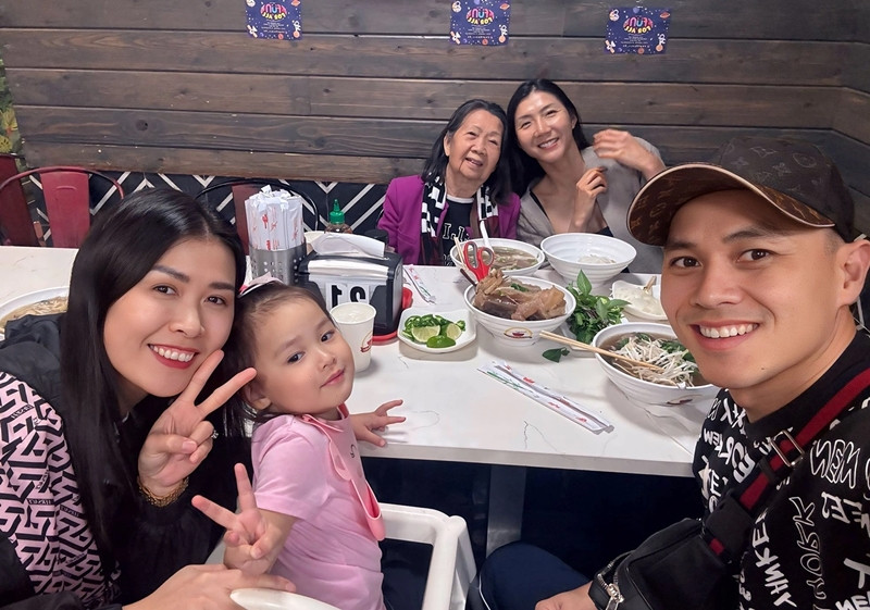 Ngọc Quyên hội ngộ gia đình cựu diễn viên Chánh Nghĩa