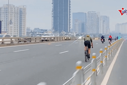 Người đàn ông ở Hà Nội gặp rắc rối sau khi ghi hình đoàn xe đạp đi vào làn ô tô