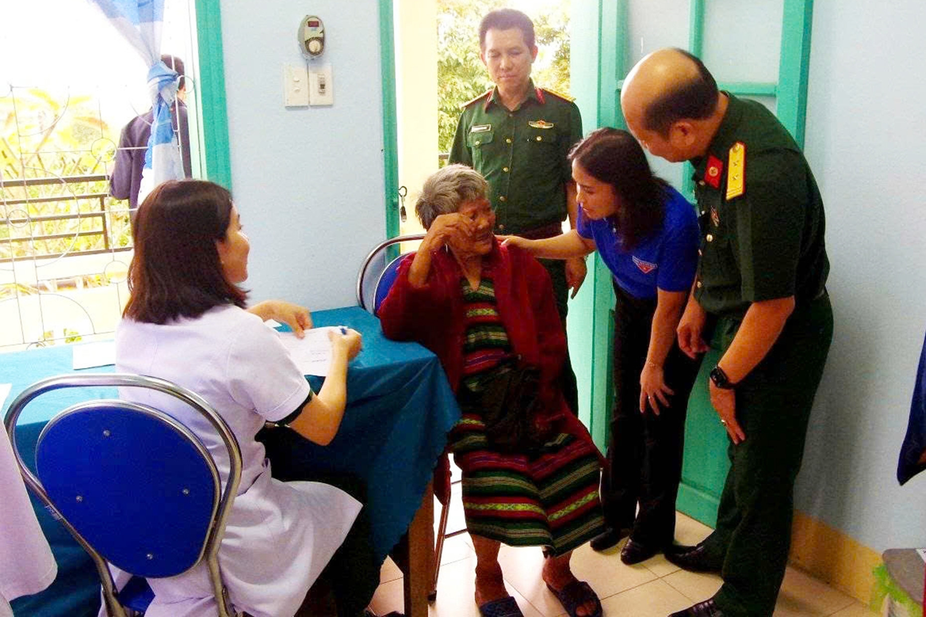 Người dân vùng biên A Lưới ấm lòng giữa mùa mưa bão