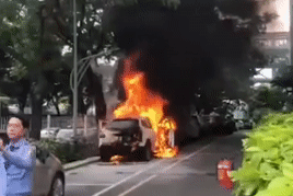 Ô tô 5 chỗ cháy trơ khung khi đang đậu trong chung cư ở TPHCM