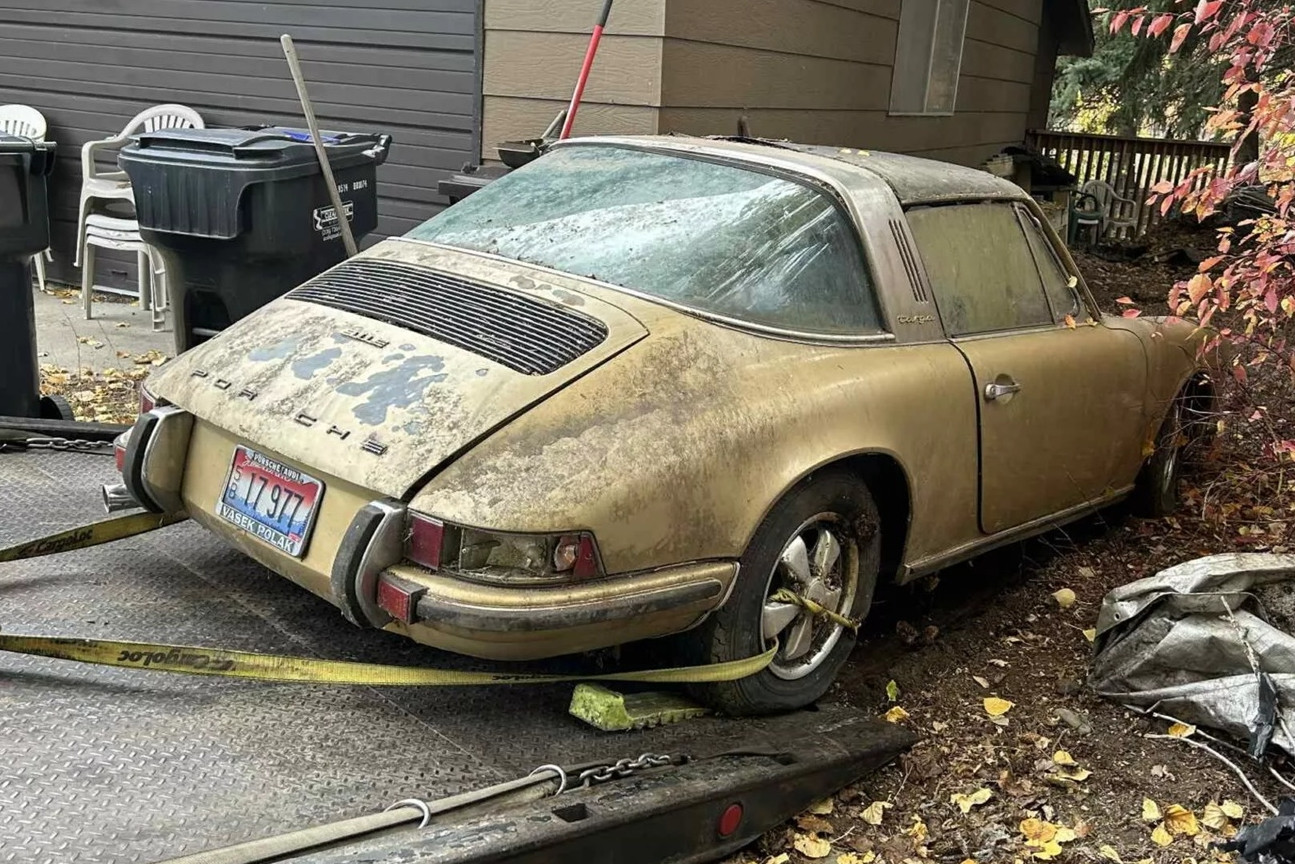 Siêu xe cổ Porsche 911 bỏ hoang 30 năm bất ngờ được hồi sinh