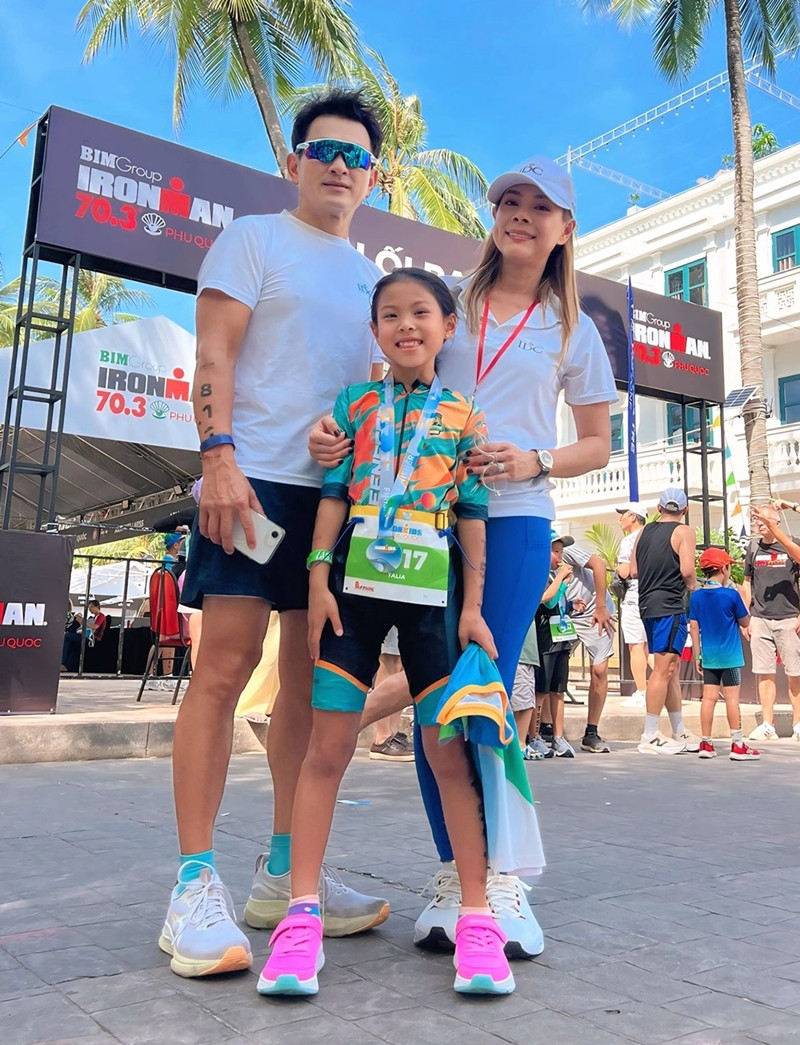 Vợ chồng Thanh Thảo cổ vũ con gái thi IronKids