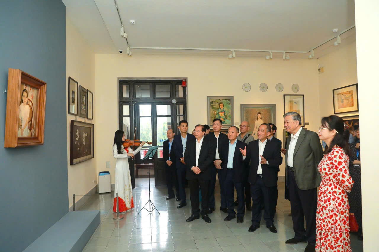 Tổng Bí thư tham quan Triển lãm 100 năm Mỹ thuật hiện đại tại Bảo tàng Mỹ thuật Việt Nam - Ảnh 1.
