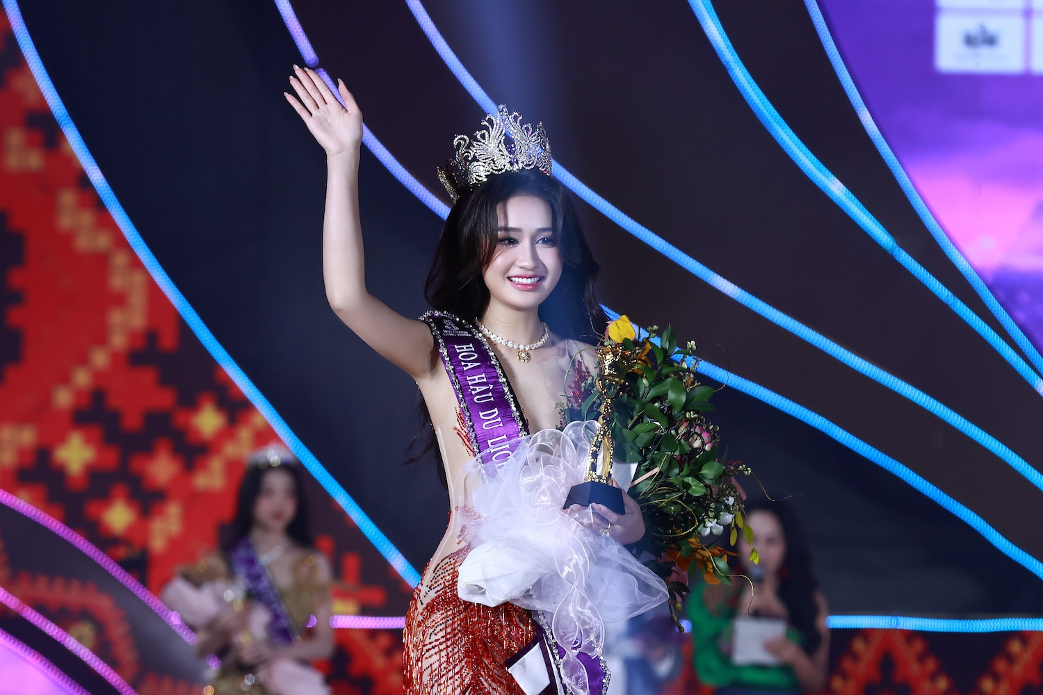 Trần Minh Phương đăng quang Hoa hậu Du lịch Dân tộc Việt Nam 2025