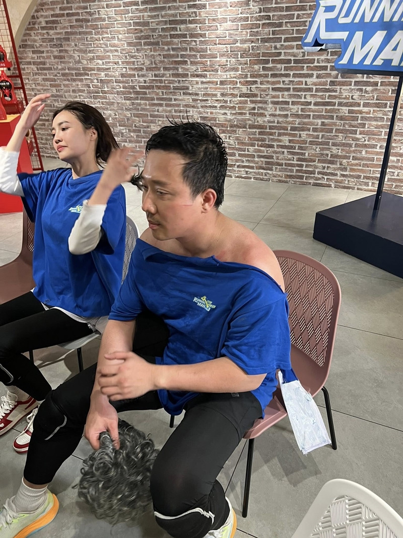 Trấn Thành hài hước chia sẻ cảnh xé bảng tên