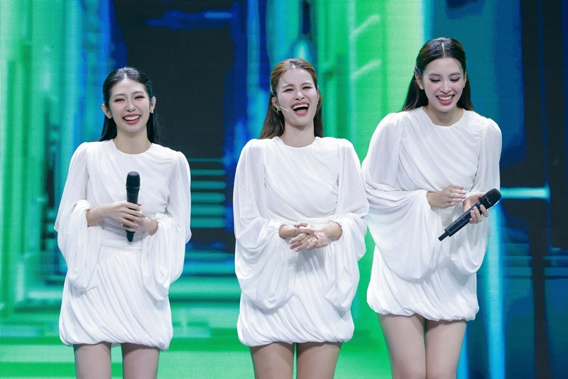 Hoa hậu Tiểu Vy diện đầm giống Đông Nhi và Khổng Tú Quỳnh