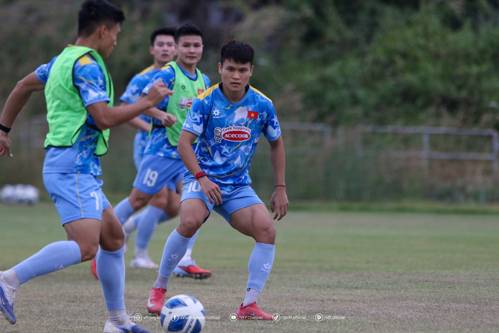 Tuyển Việt Nam luyện 'chiêu tủ', quyết thắng đậm Lào tuyen viet nam 8.jpg