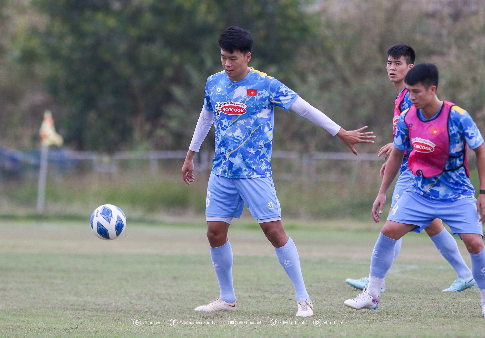 Tuyển Việt Nam luyện 'chiêu tủ', quyết thắng đậm Lào tuyen viet nam 9.jpg