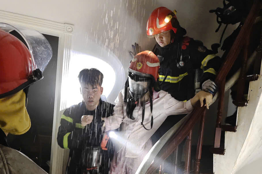 Cảnh sát giải cứu người phụ nữ mắc kẹt trong nhà 7 tầng đang cháy ở Hà Nội