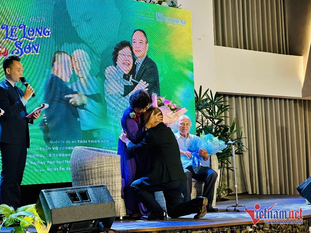 Lê Long Sơn quỳ xuống tặng hoa cho thầy cô