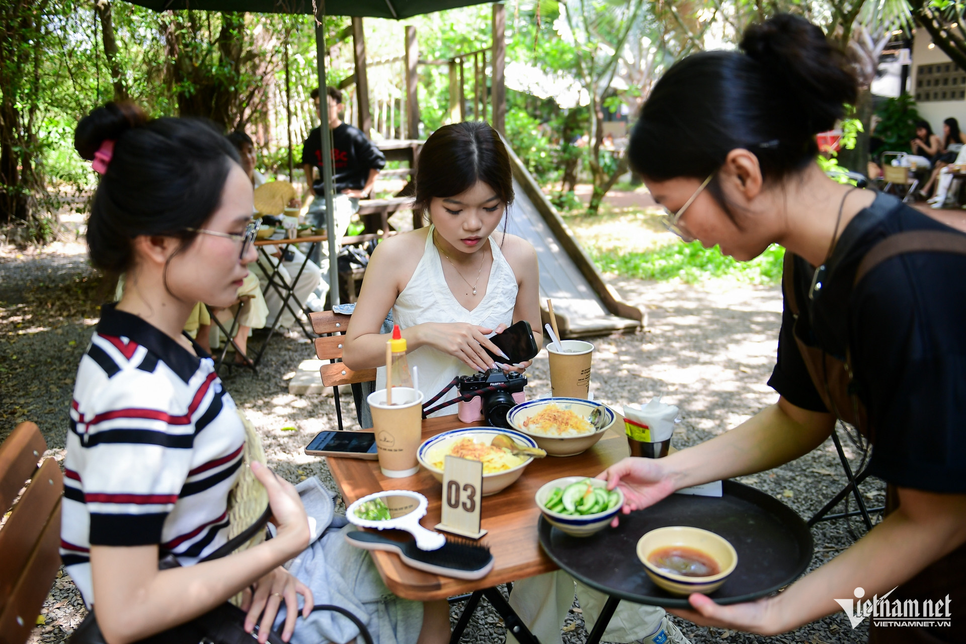 W-giới trẻ TPHCM   nguyễn huế 13.jpg