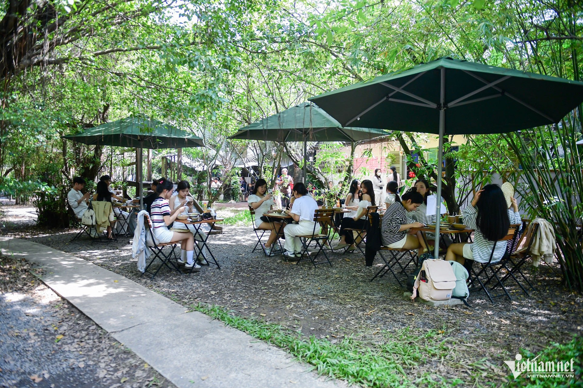 W-giới trẻ TPHCM   nguyễn huế 20.jpg