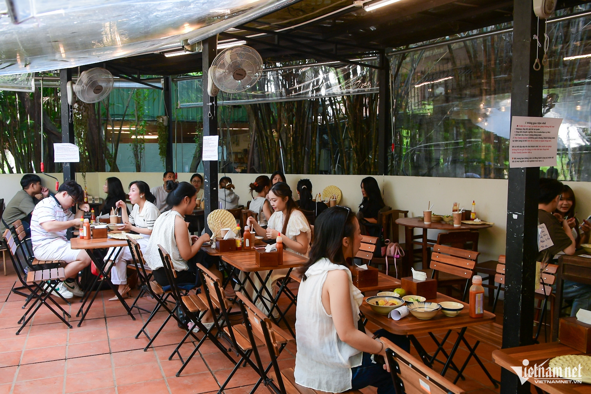 W-giới trẻ TPHCM   nguyễn huế 3.jpg