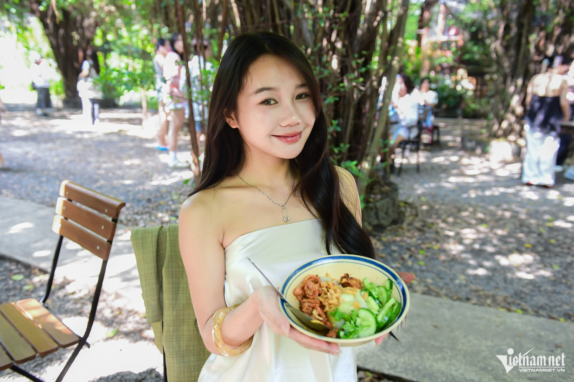 W-giới trẻ TPHCM   nguyễn huế.jpg