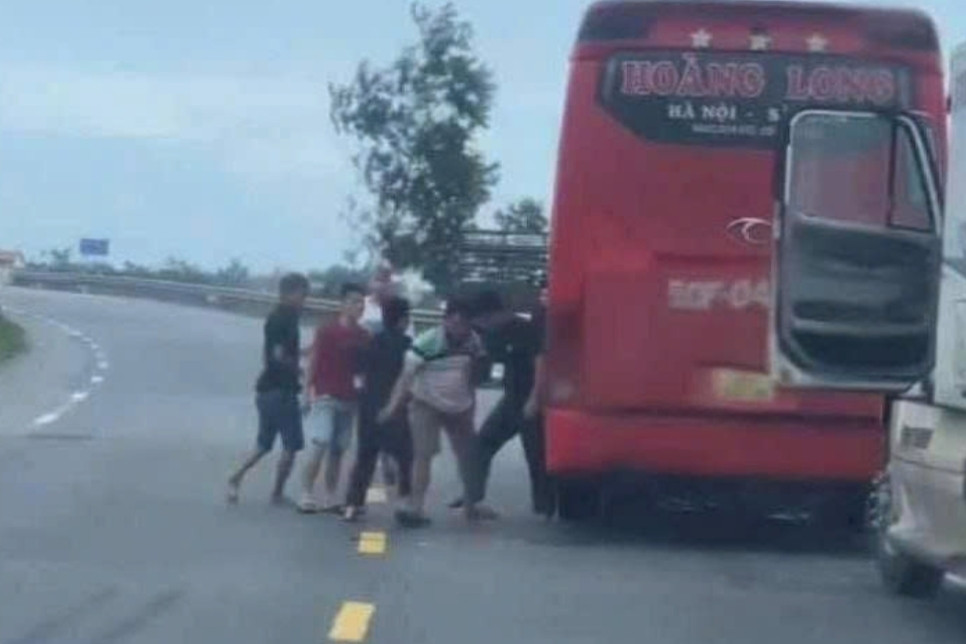Xác minh clip xe khách và xe container phanh gấp, người lao xuống đánh nhau giữa đường