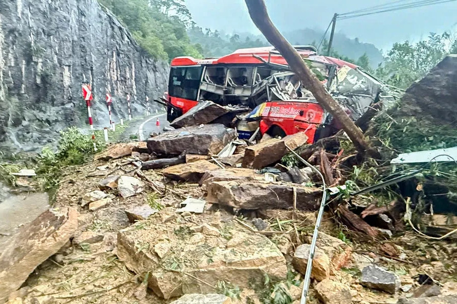 Bản tin sáng 17/11: Đất đá đổ trúng ô tô khi qua đèo Khánh Lê, 6 người tử vong